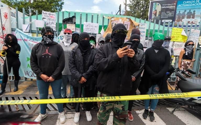 Estudiante de la UAQ presuntamente amenazó a una compañera con una pistola; se van a paro