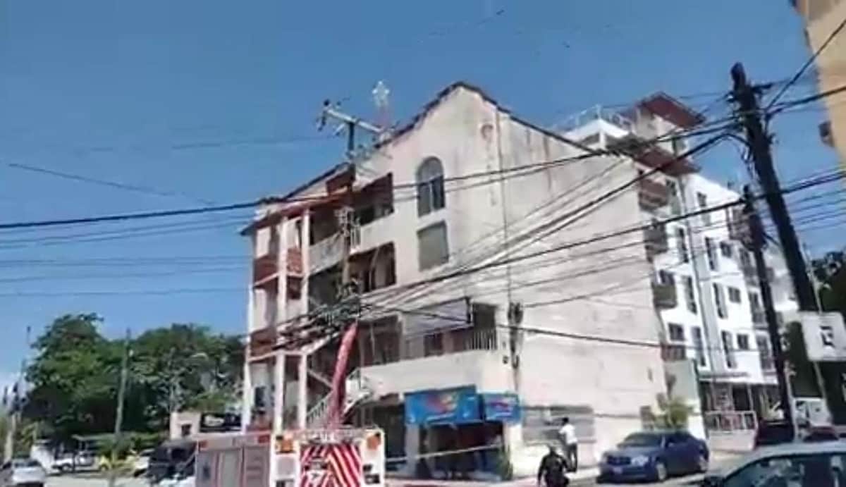 Un muerto y un herido deja colapso de antena en la avenida Náder de Cancún