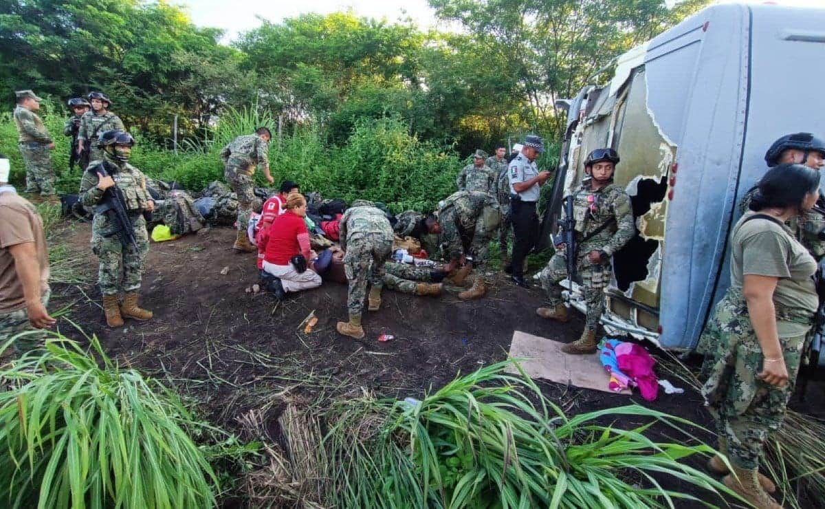 Vuelca camión de la Marina en Oaxaca; hay 17 heridos y un muerto