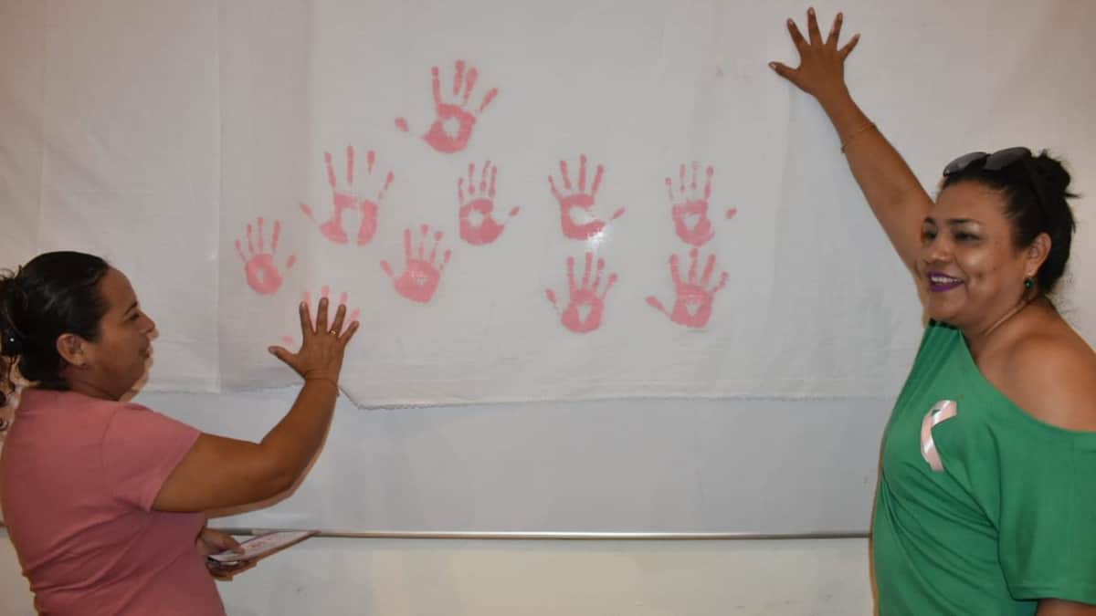 Imparten en Puerto Morelos conferencia sobre prevención y detección del cáncer de mama