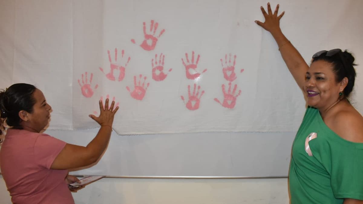 Imparten en Puerto Morelos conferencia sobre prevención y detección del cáncer de mama