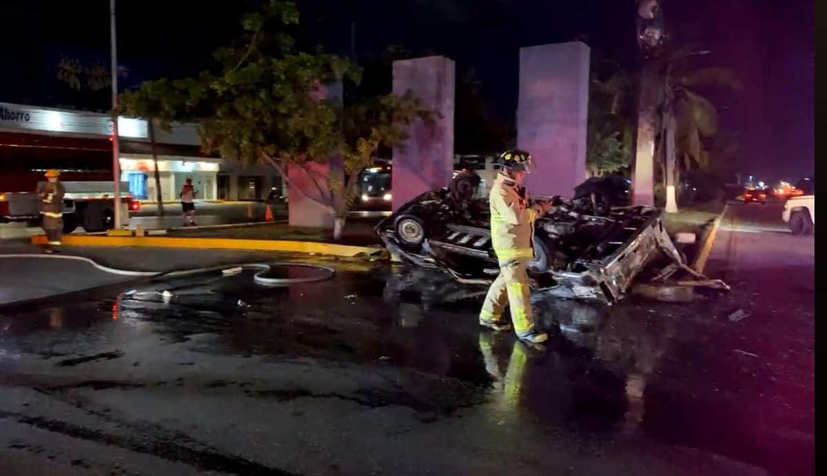 Combi se incendia tras chocar contra semáforo en la avenida José López Portillo de Cancún