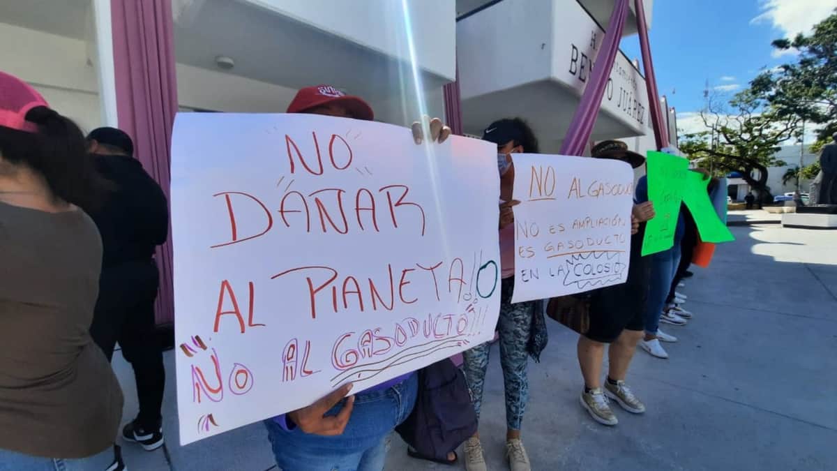 Protestan ciudadanos contra el gasoducto que se construye en el bulevar Colosio de Cancún