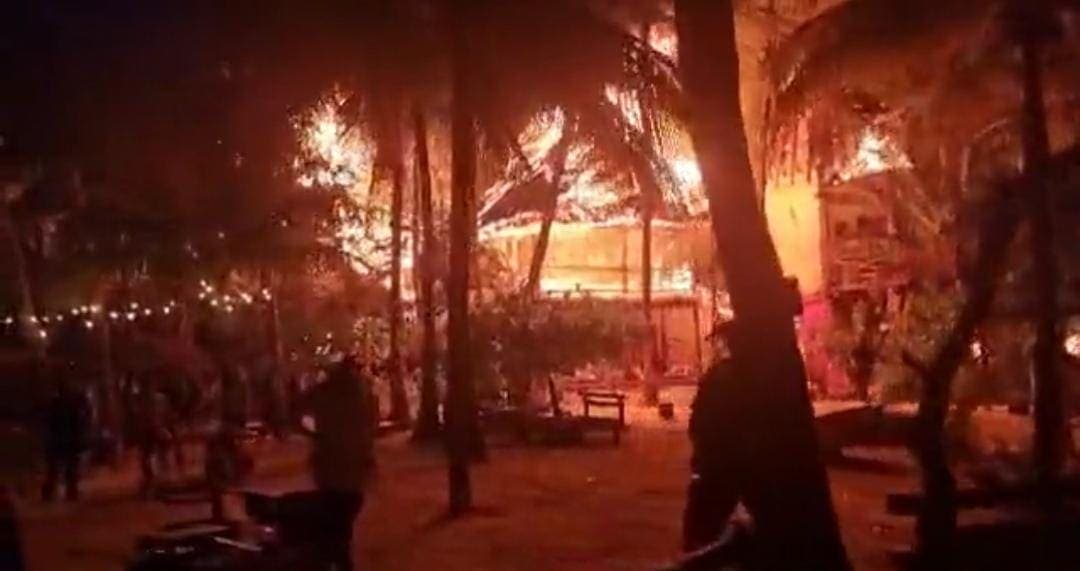 Falla eléctrica, presunta causa del incendio, asegura alcalde de Holbox