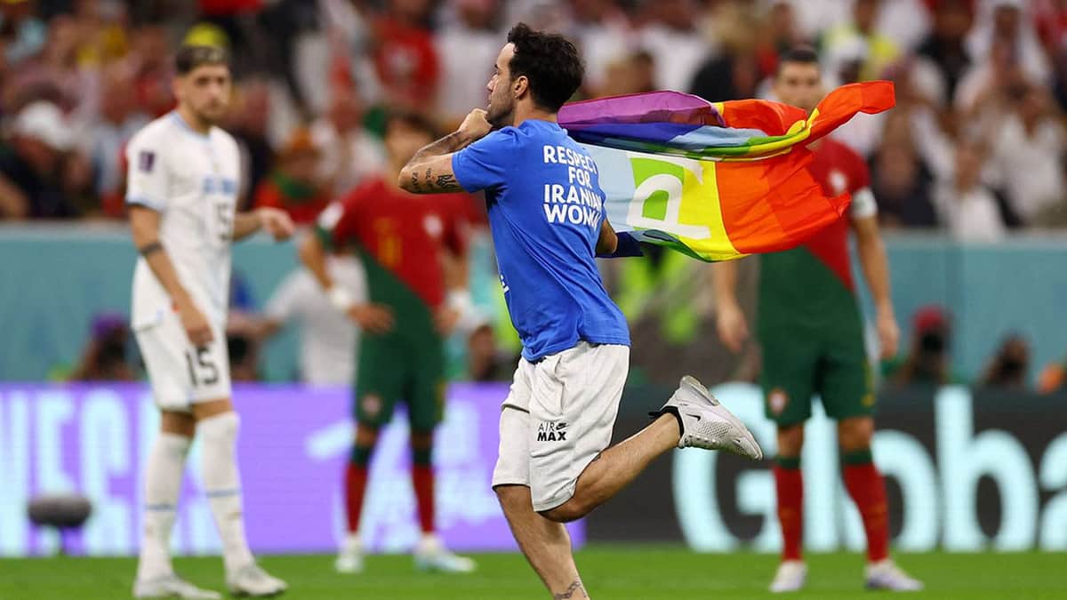 Video: Un aficionado invade el campo con una bandera LGBT durante el partido entre Portugal y Uruguay