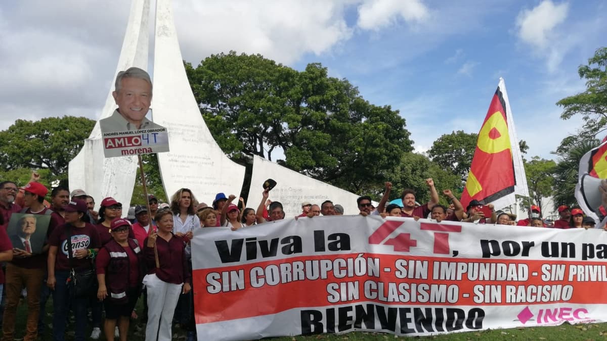 Video: Marchan militantes y simpatizantes de la 4T en Cancún en apoyo a AMLO