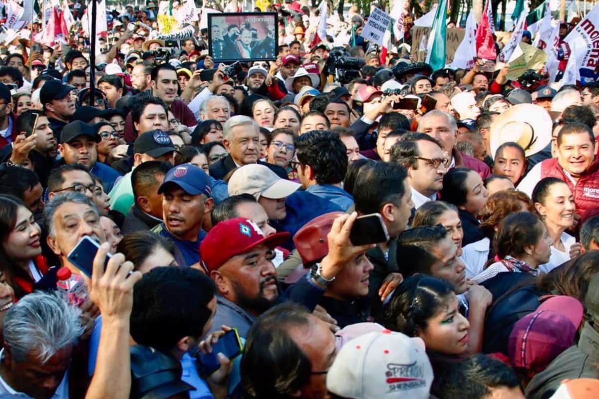 Marcha de AMLO: López Obrador avanza junto a miles de seguidores de la 4T