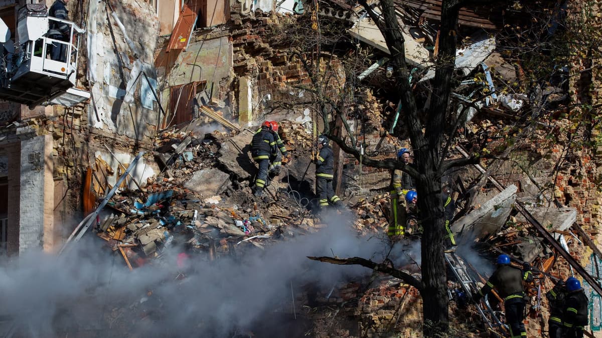 Civiles huyen de Jersón tras ataques rusos