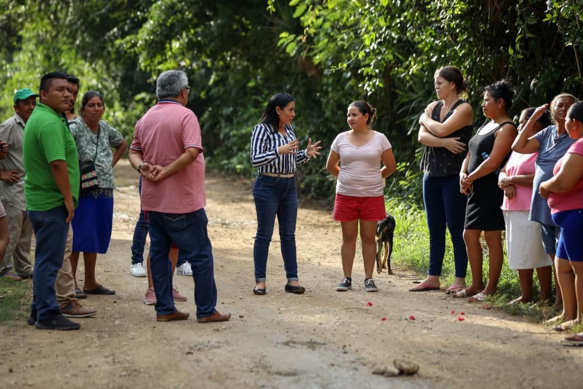 SUPERVISA BLANCA MERARI LA REHABILITACIÓN DE CALLES DE TERRACERÍA EN LEONA VICARIO