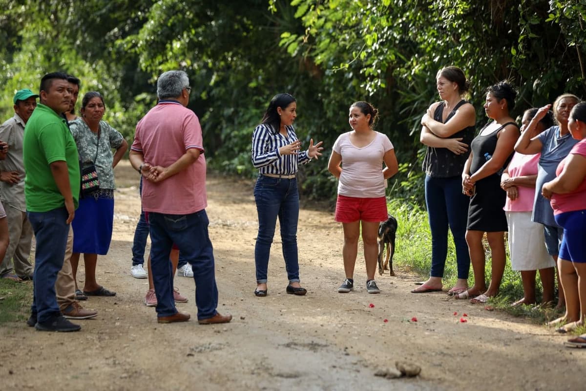 SUPERVISA BLANCA MERARI LA REHABILITACIÓN DE CALLES DE TERRACERÍA EN LEONA VICARIO