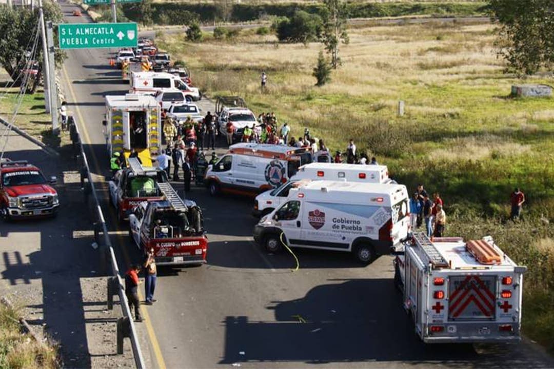 Vuelca autobús en la México-Puebla que se dirigía al concierto de Harry Styles en CDMX