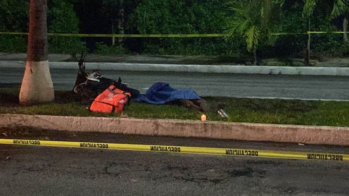 Muere repartidor de Rappi tras impactarse contra palmera en la avenida Sayil de Cancún