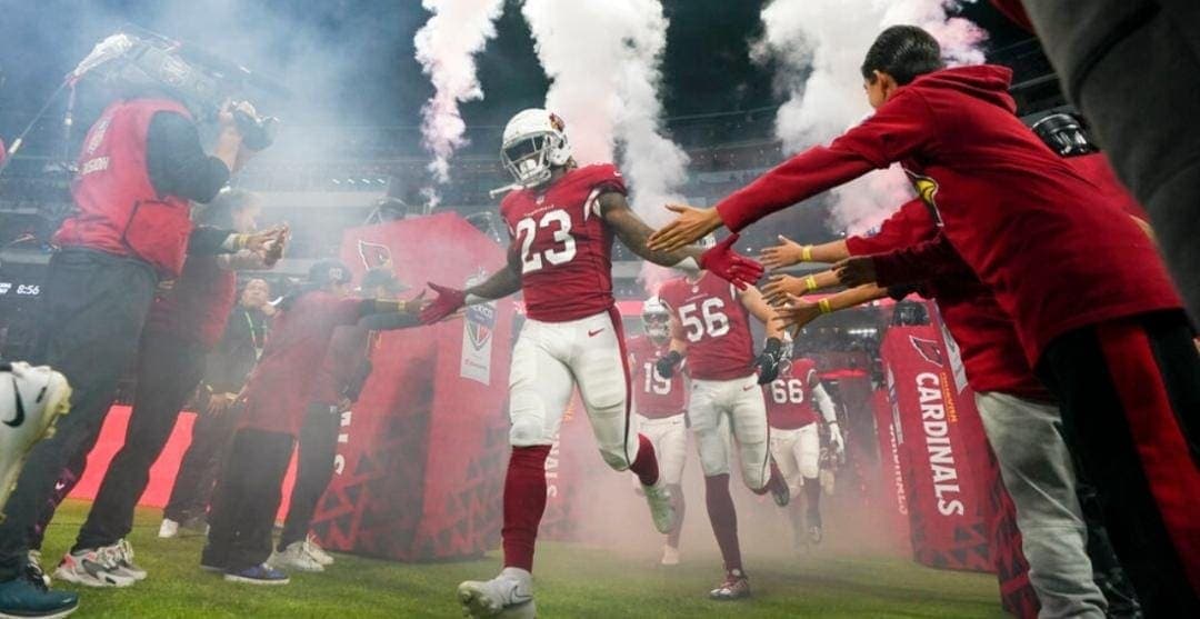 Arizona despide a entrenador; tocó a mujer antes del juego de NFL en México