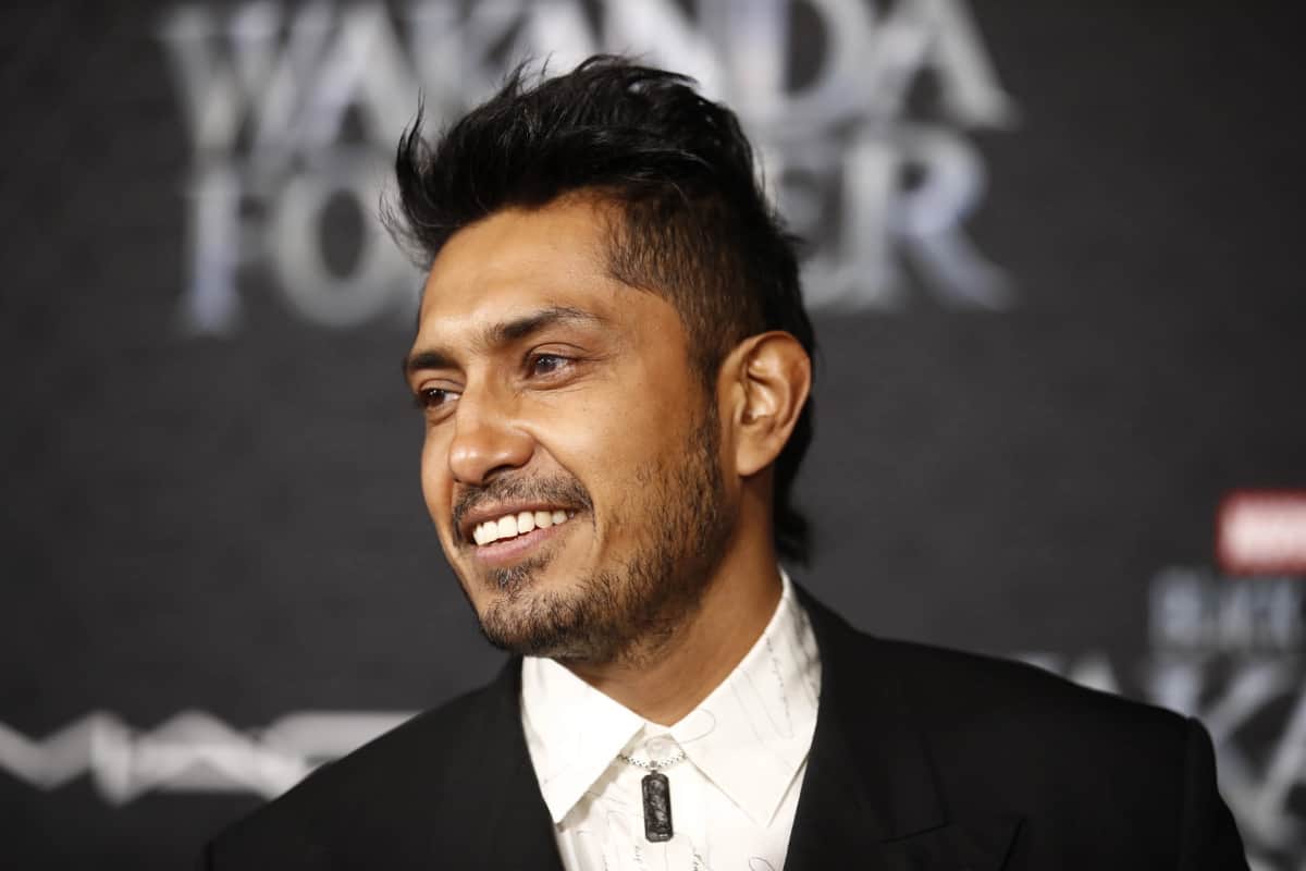 Mujer llama "prieto arrogante" a Tenoch Huerta, el actor se defiende