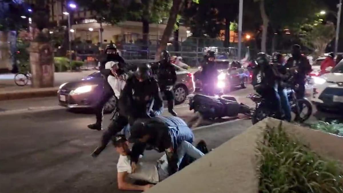 Motociclistas y policías se agarraron a golpes durante protesta por nuevas reglas en CDMX