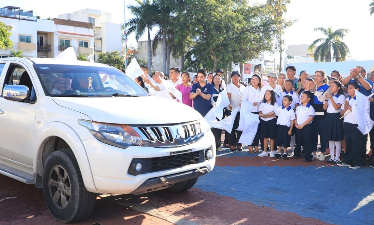 Lili Campos dota de uniformes a 33 mil niños y niñas de Solidaridad