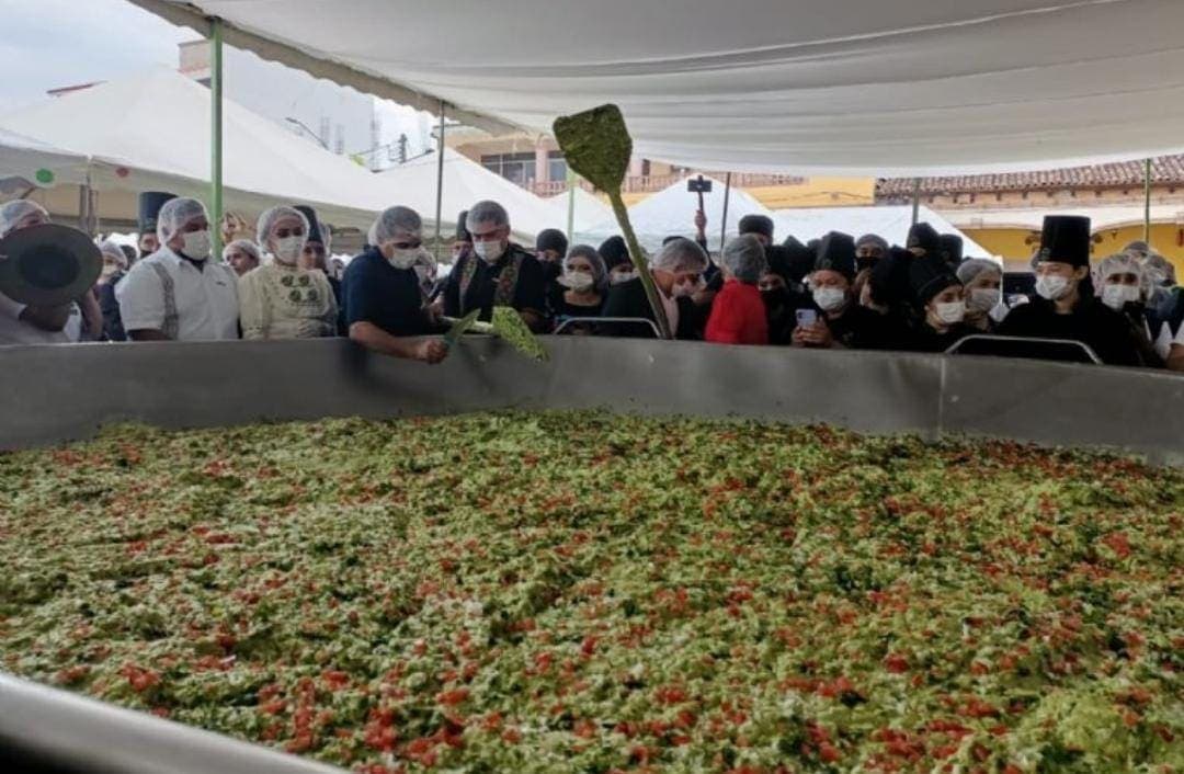 En Michoacán rompen el récord del guacamole más grande del mundo