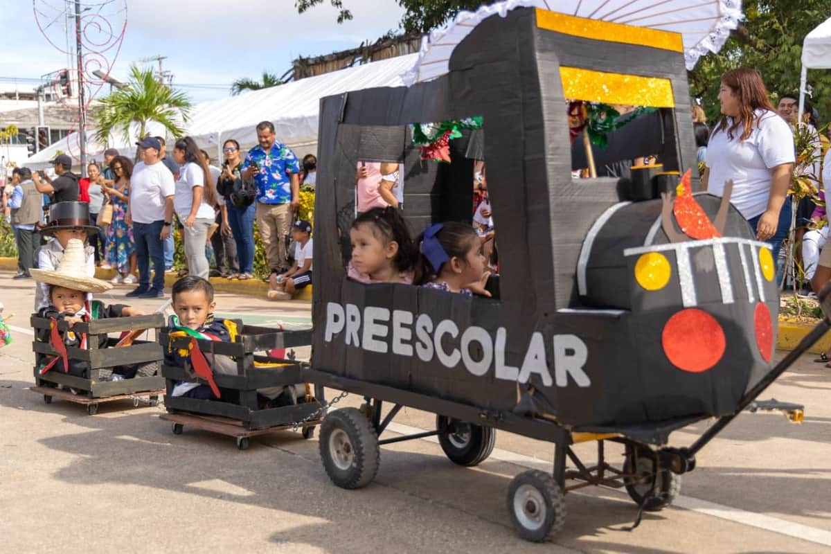 Tulum: Multitudinario desfile marca conmemoración 112 de la Revolución Mexicana