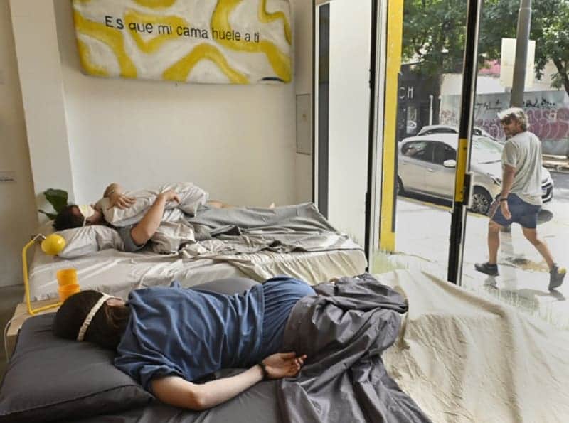 Trabajo de ensueño: empresa argentina paga por dormir una siesta en la vitrina de su local