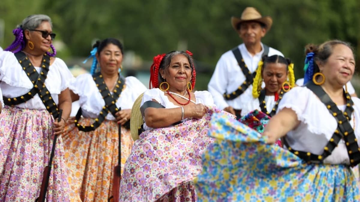 Presencia Blanca Merari el desfile cívico deportivo por el 112 Aniversario del inicio de la Revolución Mexicana