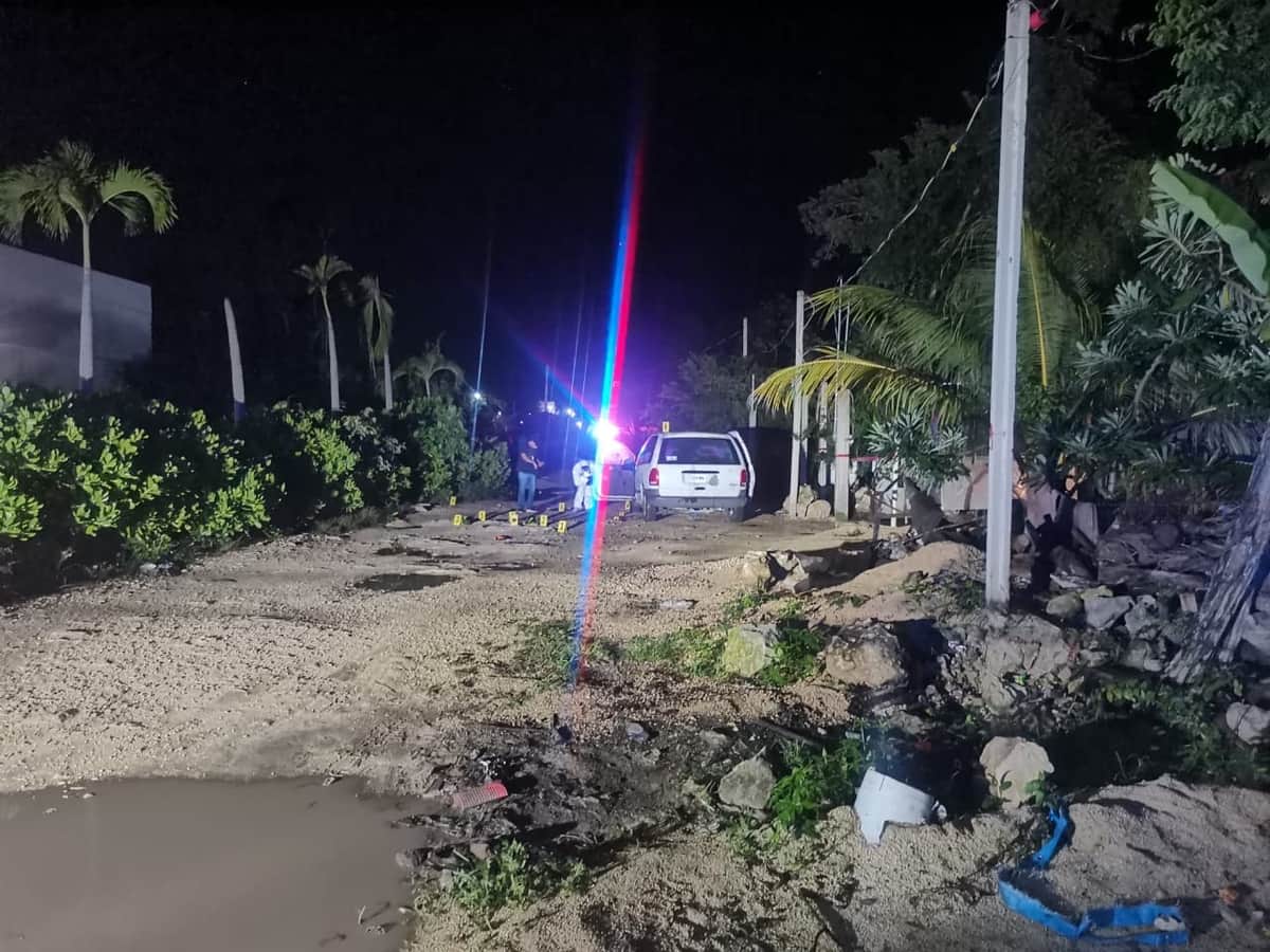 Ejecutan a pareja al interior de una camioneta en colonia 2 de octubre de Tulum