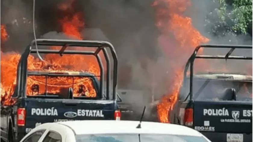 Taxistas incendian 4 patrullas en Tejupilco
