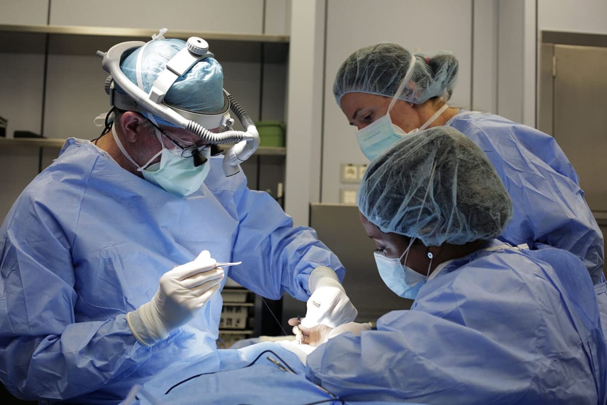 Obliga a su hija de 9 años a someterse a cirugía plástica para “verse bonita”