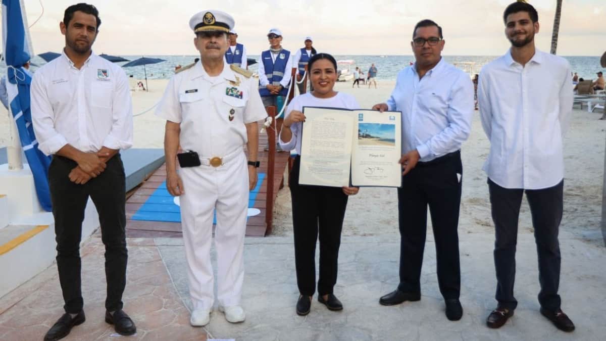 Encabeza Blanca Merari Izamiento “Blue Flag” en Playa Sol
