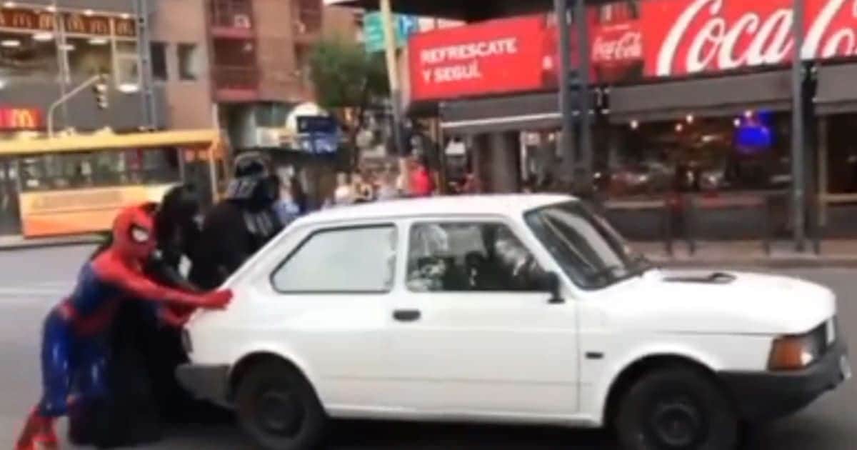 Video: Auto se descompone y Batman, Spider-Man y Darth Vader acuden al rescate
