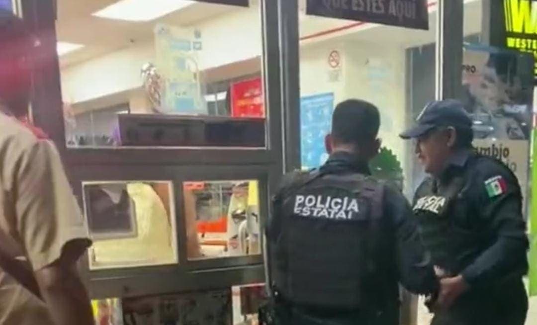 Video: Graban asalto en Oxxo de Cancún; policías evitan que ladrones huyan