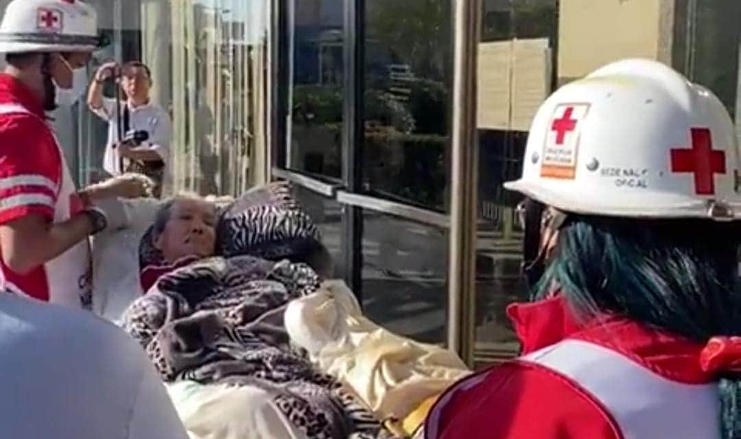 Video: Mujer de 89 años es obligada a ir en camilla a Citibanamex por su pensión