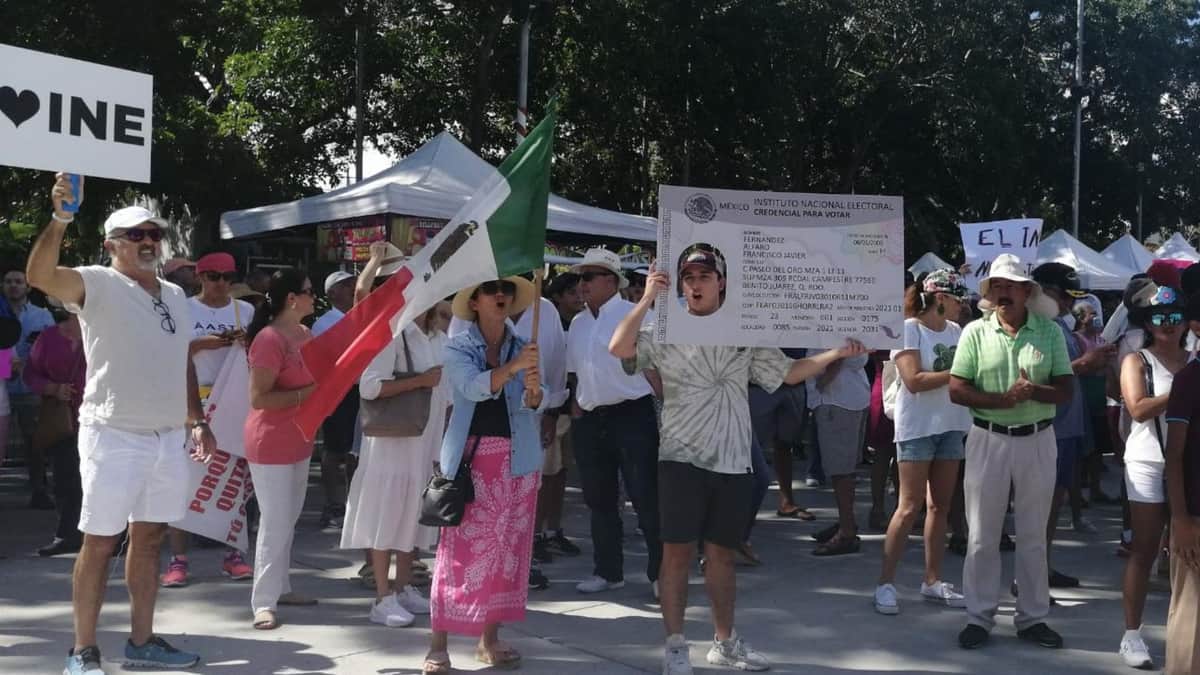 Video: Cerca de 2 mil personas marcharon en defensa del INE en Cancún