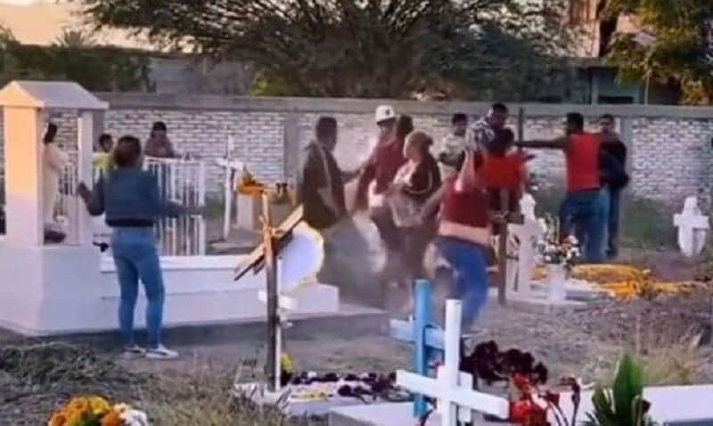 Video: Familia protagoniza pelea en pleno panteón, se avientan de todo