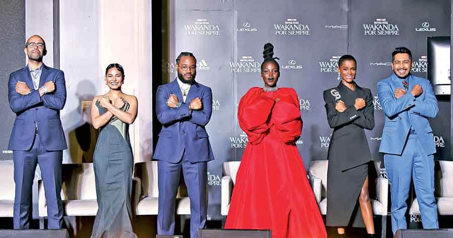 Se arma la fiesta en México; celebran estreno de Pantera Negra: Wakanda por Siempre