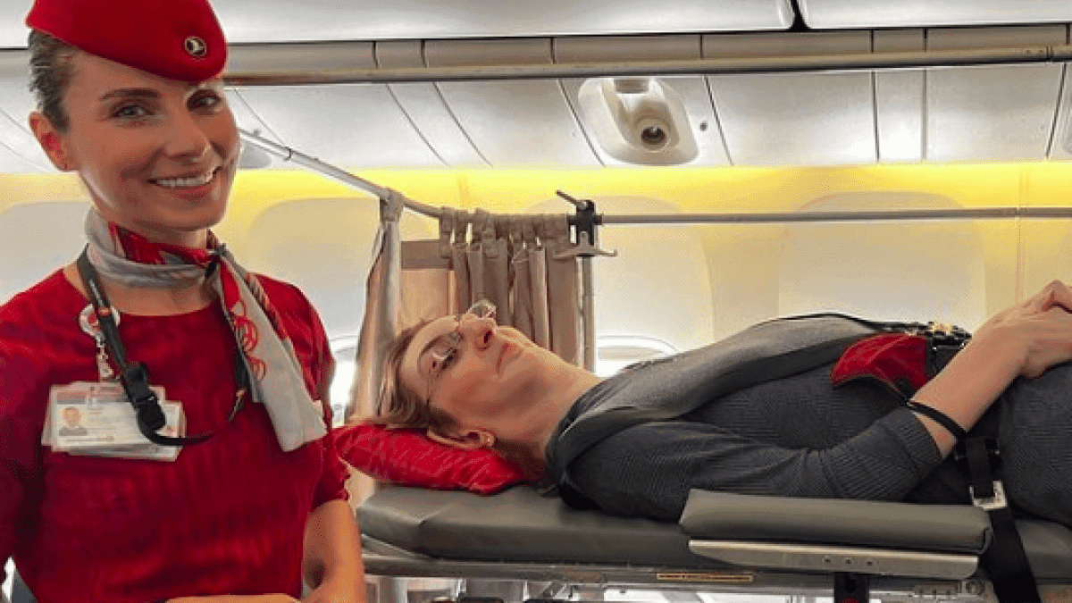 La mujer más alta del mundo vuela por primera vez en avión