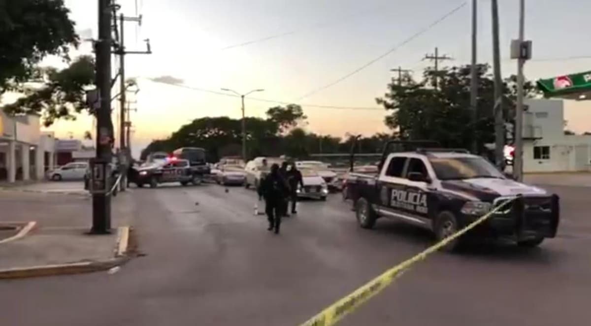 Intentan ejecutar a presunto limpiaparabrisas en avenida Nichupté de Cancún