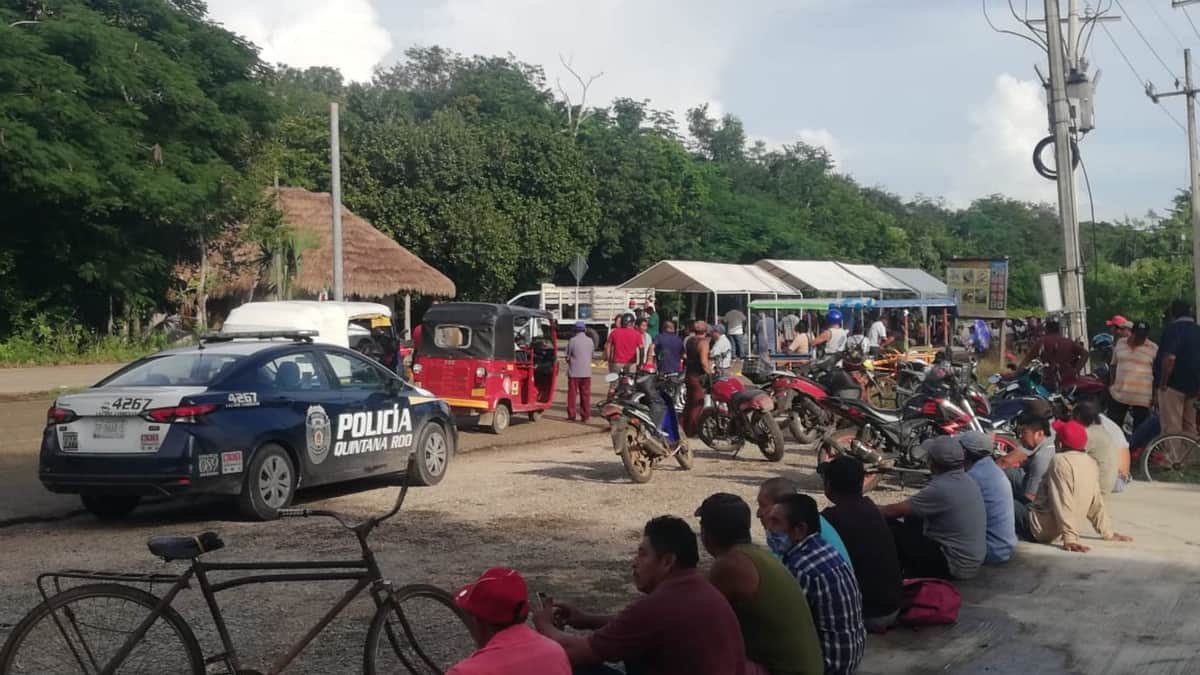 Ejidatarios de Kantunilkín cobran ‘cuotas voluntarias’ a automovilistas varados por bloqueo carretero