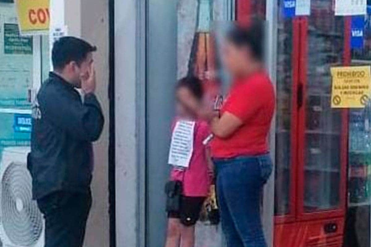 Madre obligaba a hija a pararse afuera de tienda en Cancún con cartel ‘de castigo’