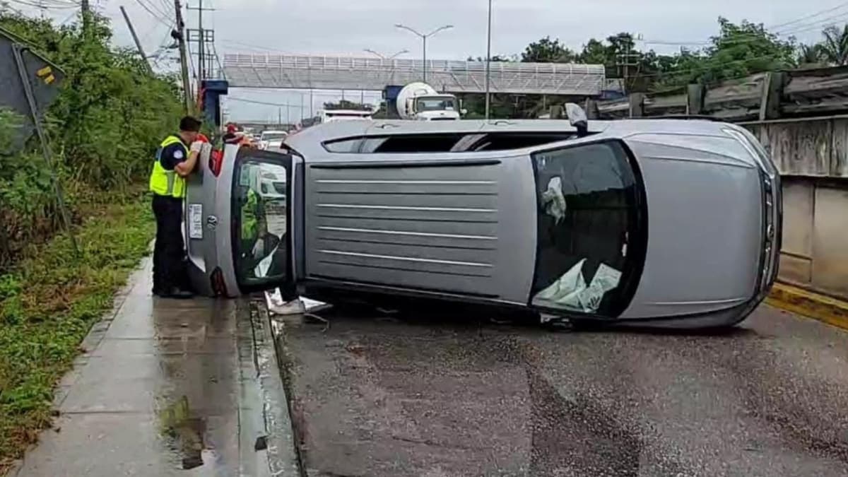 Cae camioneta del puente de Puerto Aventuras