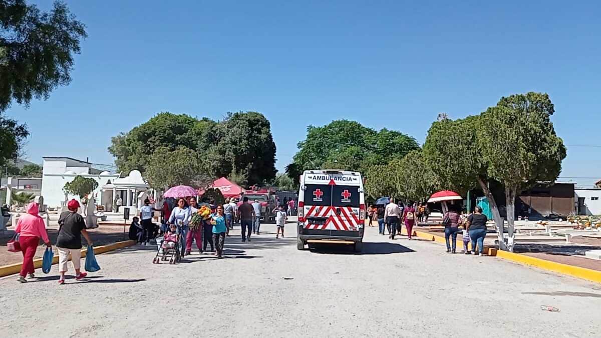 Mujer es hospitalizada tras caer en fosa de panteón en Torreón