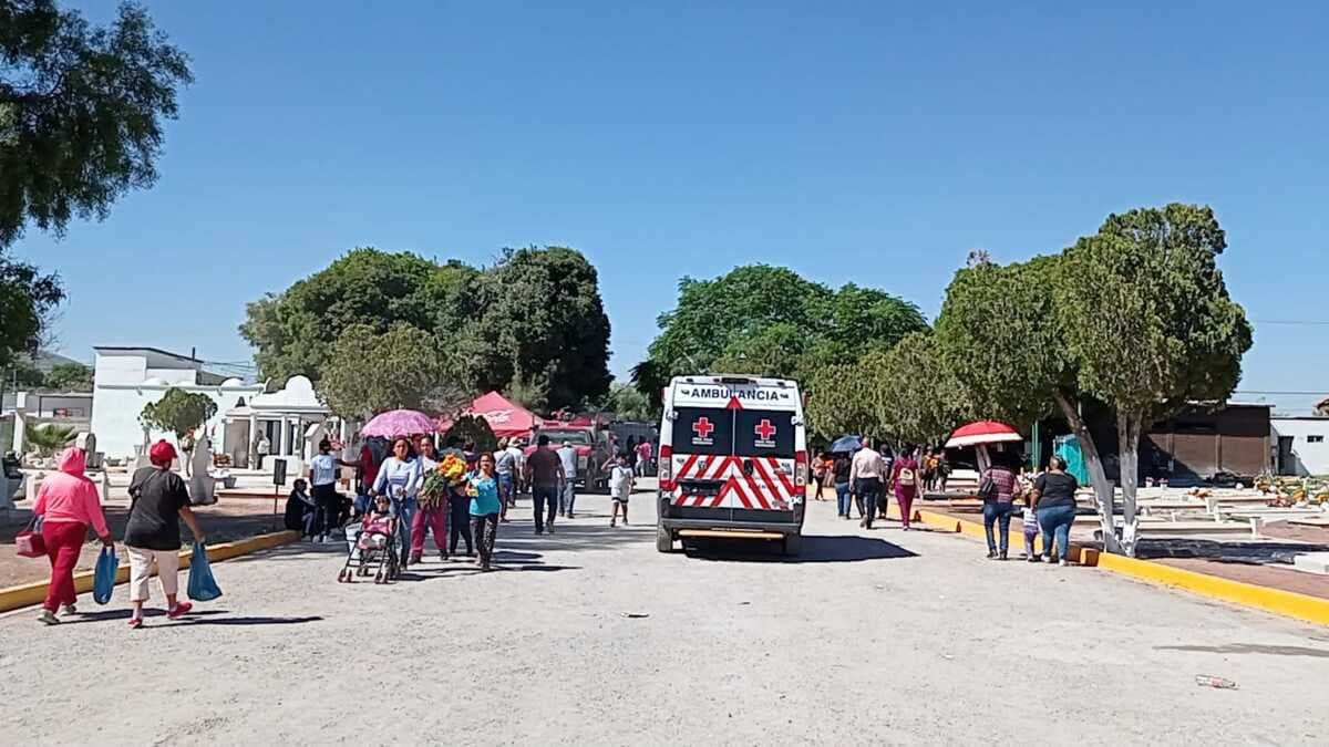 Mujer es hospitalizada tras caer en fosa de panteón en Torreón