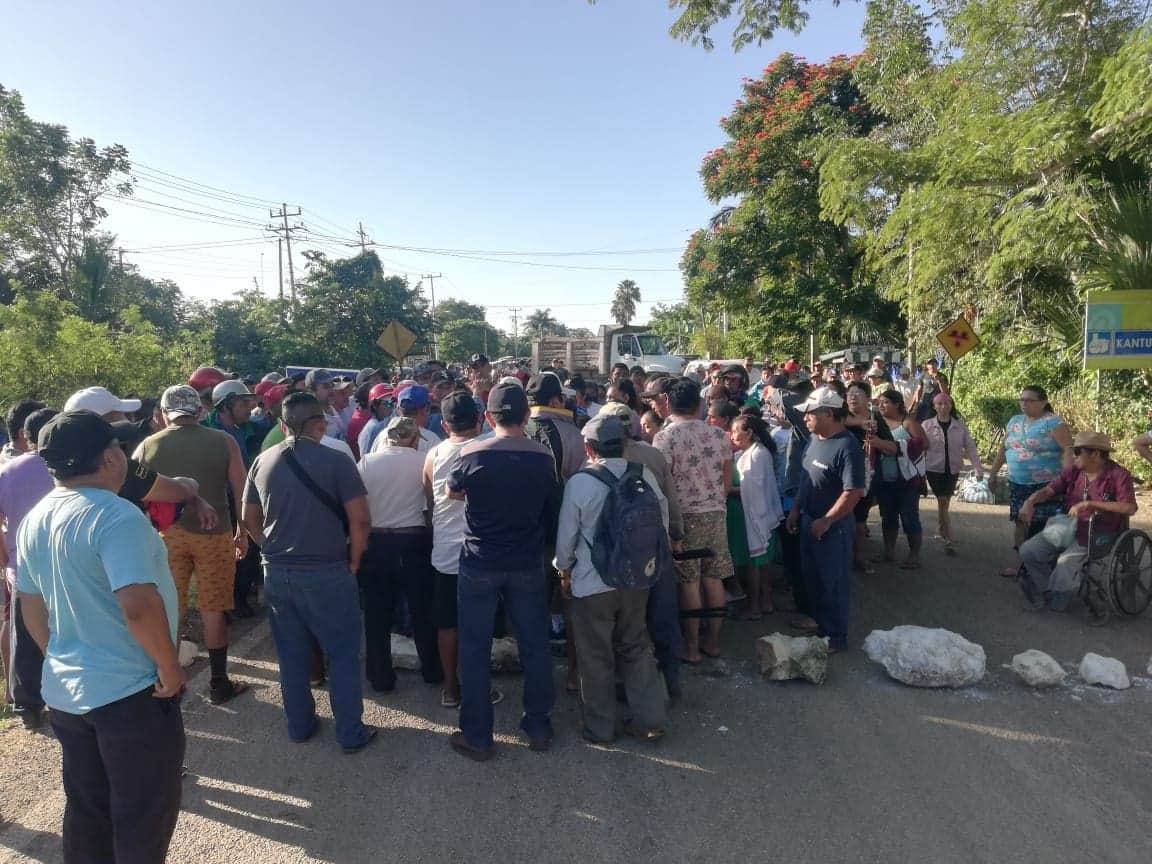 Ejidatarios de Kantunilkín toman instalaciones de CFE y bloquean carreteras, para exigir pago de uso de tierras