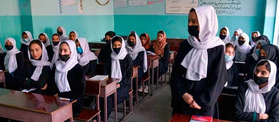 Talibanes decidirán pronto si las mujeres pueden volver a las aulas en Afganistán