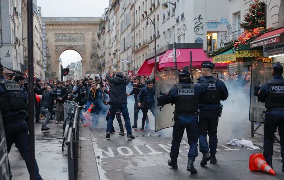 Video: Manifestantes y policías se enfrentan luego de un tiroteo en París