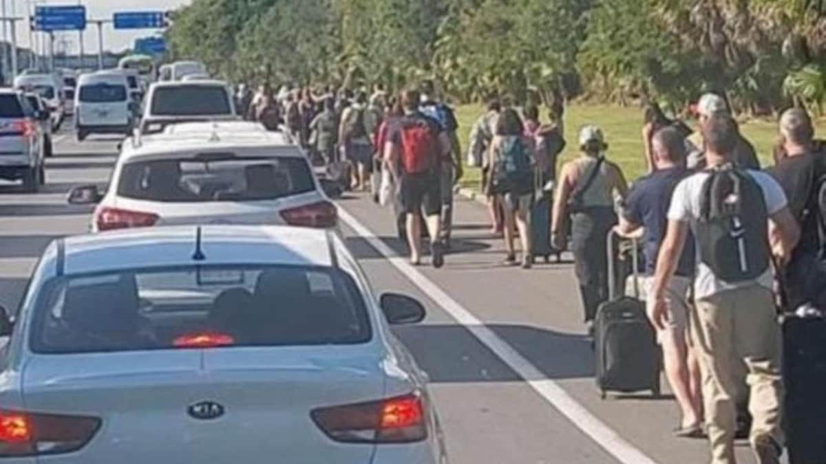 Turistas están llegando a pie al aeropuerto de Cancún; tráfico lleva por lo menos dos horas detenido
