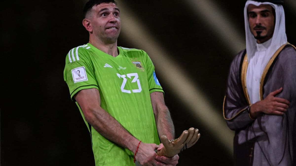 Tunden en redes a Emiliano “Dibu” Martínez tras polémico festejo en el Mundial de Qatar