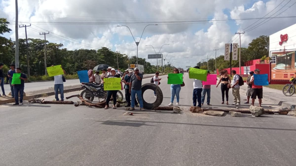 Con protesta, pobladores de diversas colonias de Cancún exigen medidores a la CFE