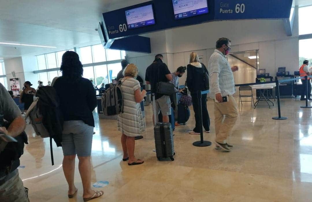Denuncian a personal de Migración por retener a migrantes cubanos en aeropuerto de Cancún
