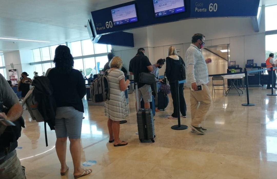 Denuncian a personal de Migración por retener a migrantes cubanos en aeropuerto de Cancún