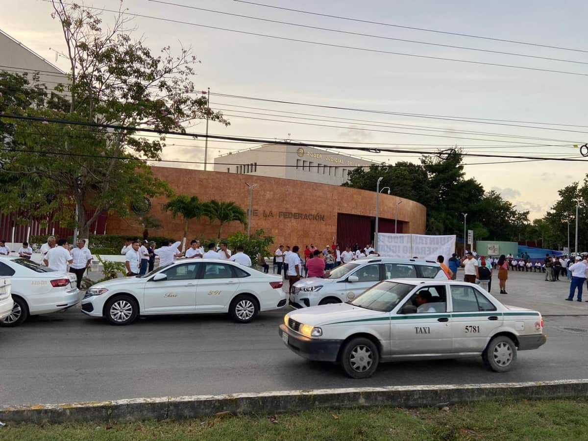 Amanece Cancún con manifestación de cientos de taxistas